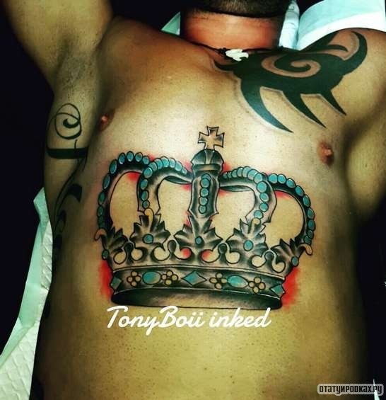 Фотография татуировки под названием «Корона с бирюзовым цветом»