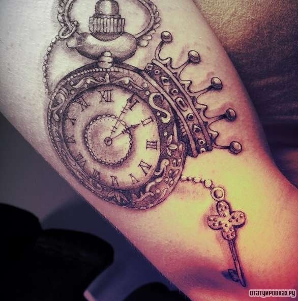 Фотография татуировки под названием «Корона на часах с ключом»
