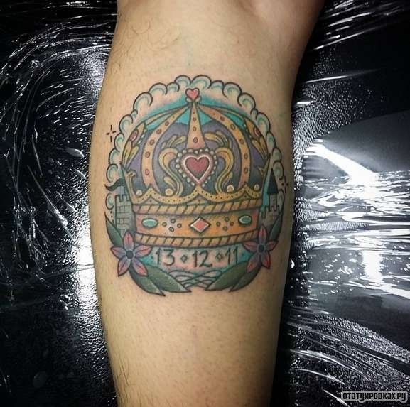 Фотография татуировки под названием «Корона на фоне замка»