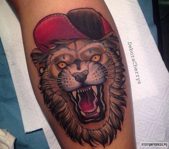 Фотография татуировки под названием «Лев в кепке»