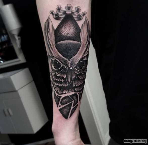 Фотография татуировки под названием «Сова в короне»