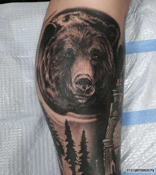 Фотография татуировки под названием «Медведь и елки»