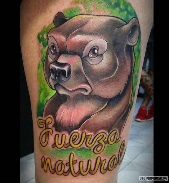 Фотография татуировки под названием «Мультяшный медведь и надпись»