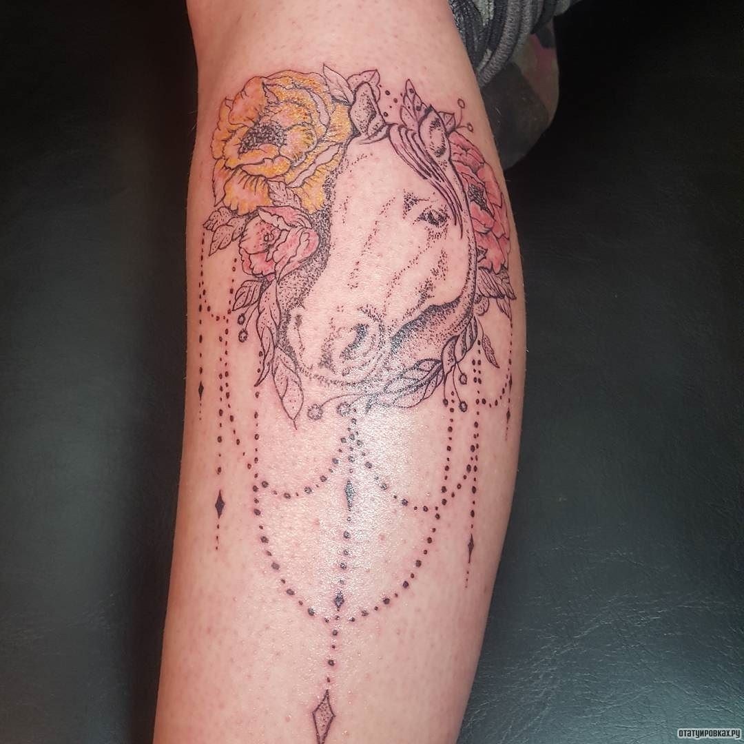 Фотография татуировки под названием «Лошадь, цветы и украшения»