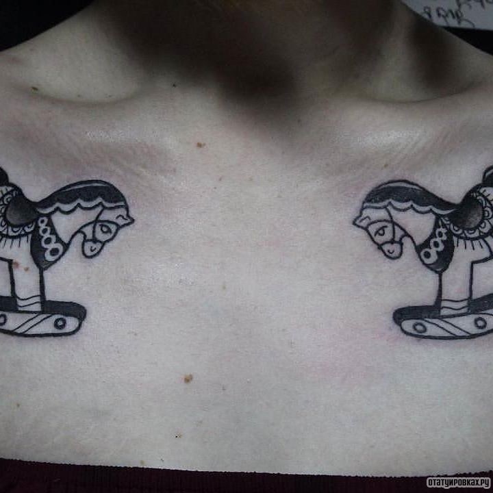 Фотография татуировки под названием «Две детских лошадки»