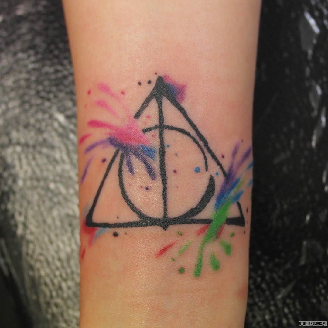 Фотография татуировки под названием «Треугольник с кругом»