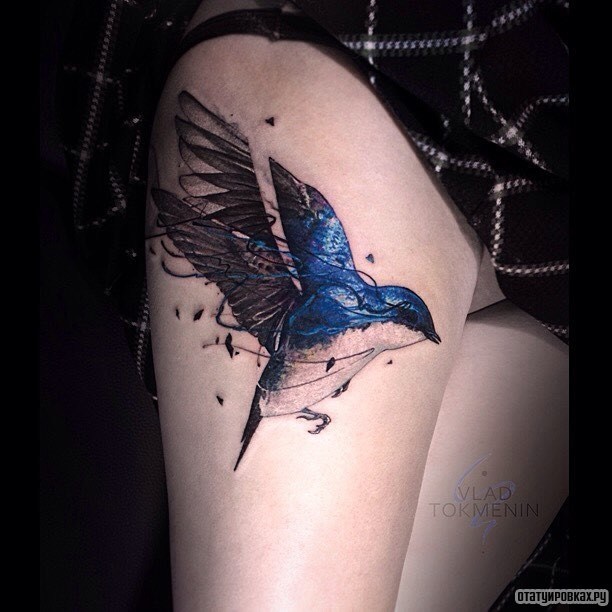Фотография татуировки под названием «Синяя птичка в полете»