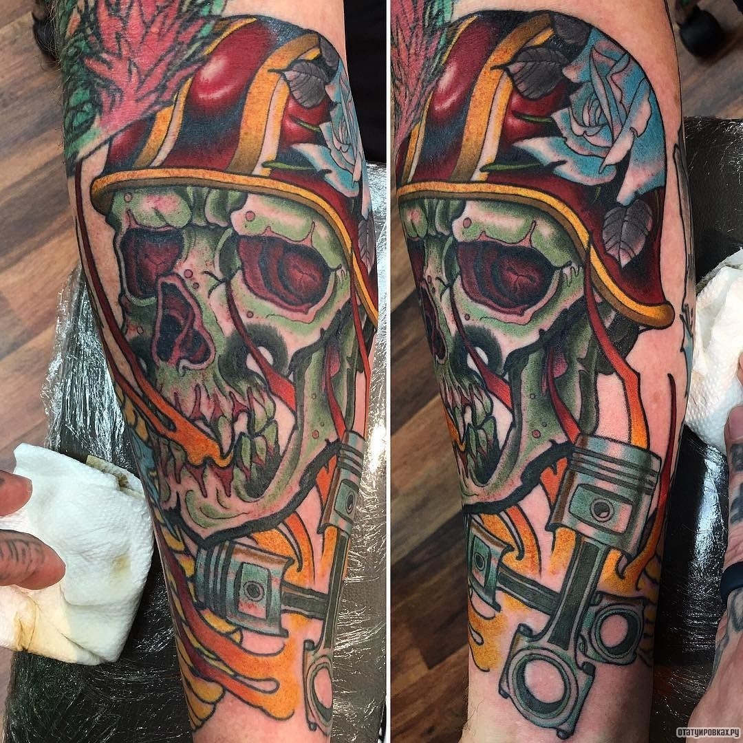 Фотография татуировки под названием «Скелет в каске с поршнями»