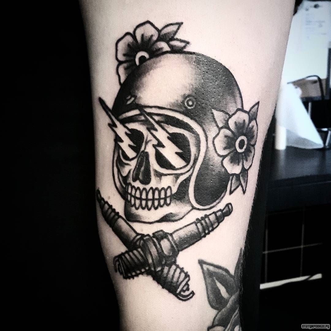 Фотография татуировки под названием «Скелет и две свечи»