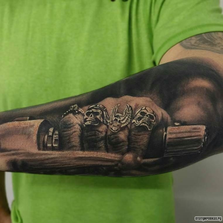 Фотография татуировки под названием «Рука байкера»