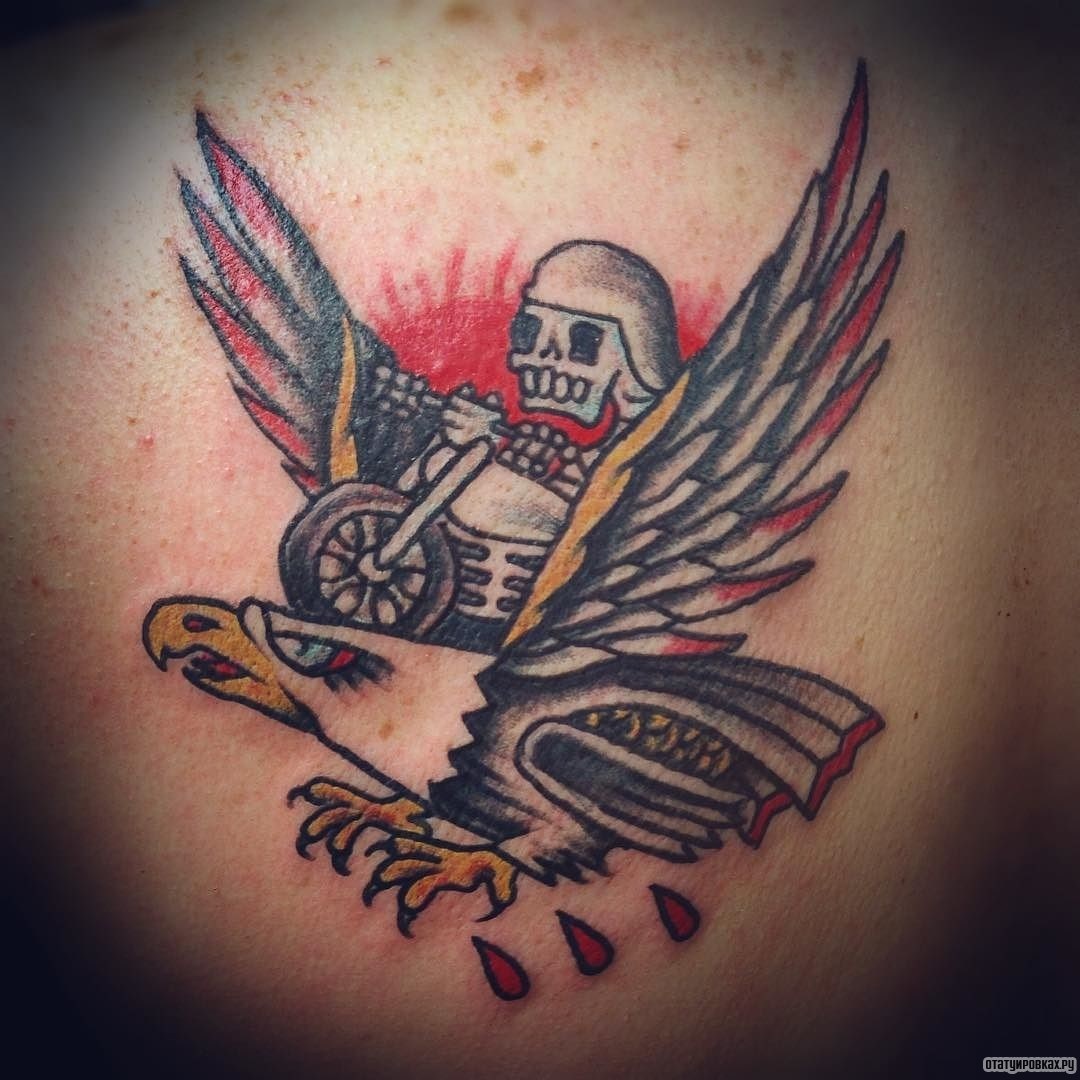 Фотография татуировки под названием «Байкер летит на орле»