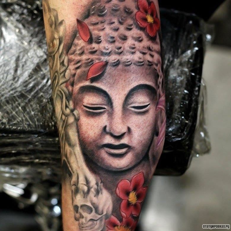 Фотография татуировки под названием «Будда с красными цветами»