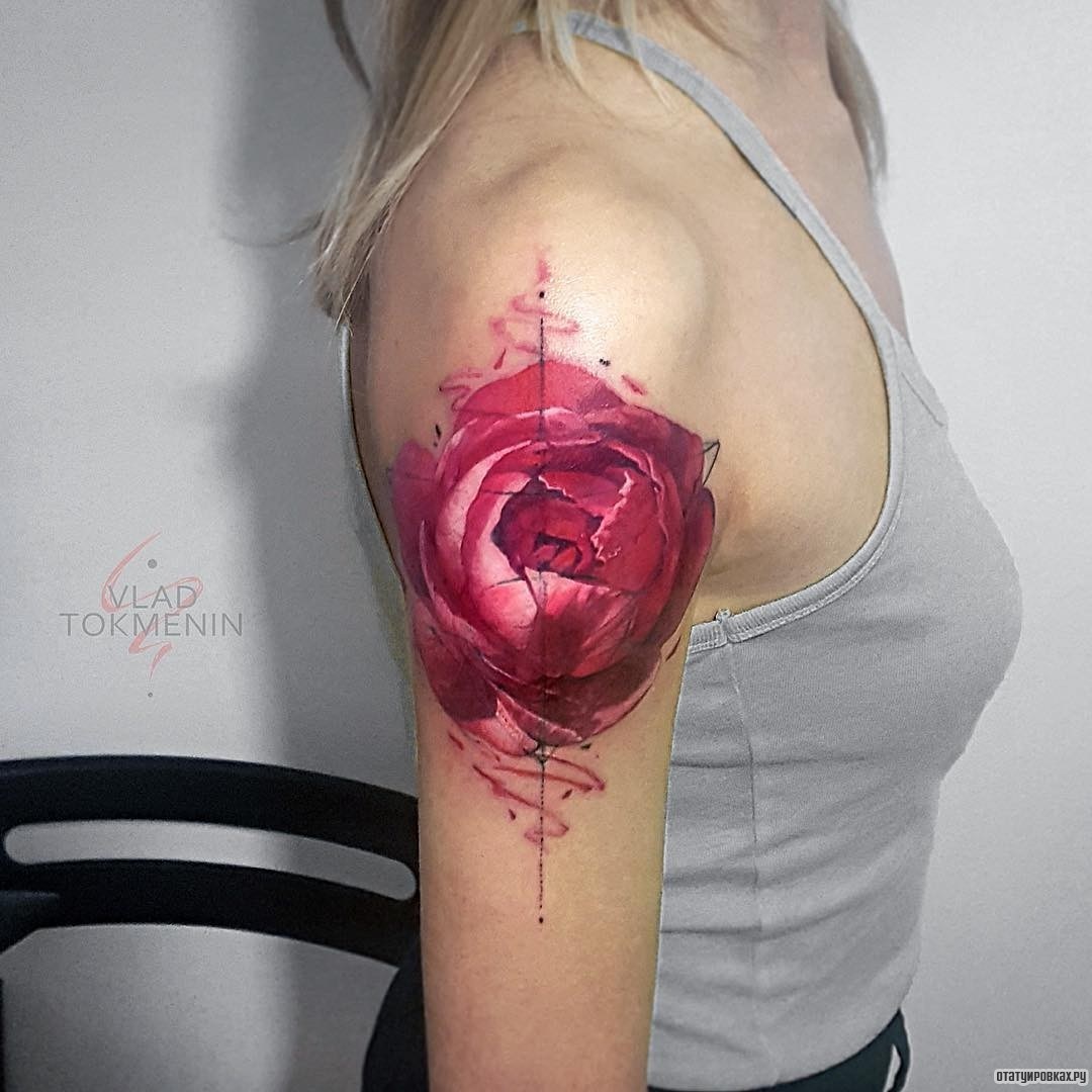 Фотография татуировки под названием «Розовая роза с абстрактным узором»