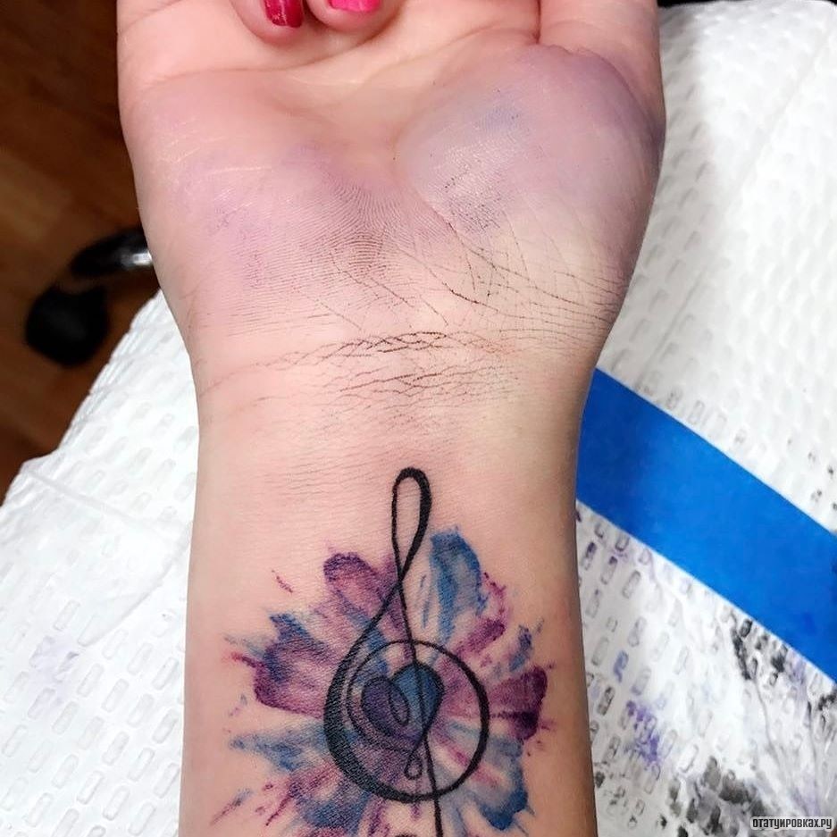 Фотография татуировки под названием «Скрипичный ключ с красками»