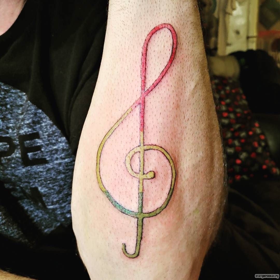 Фотография татуировки под названием «Разноцветный скрипичный ключ»