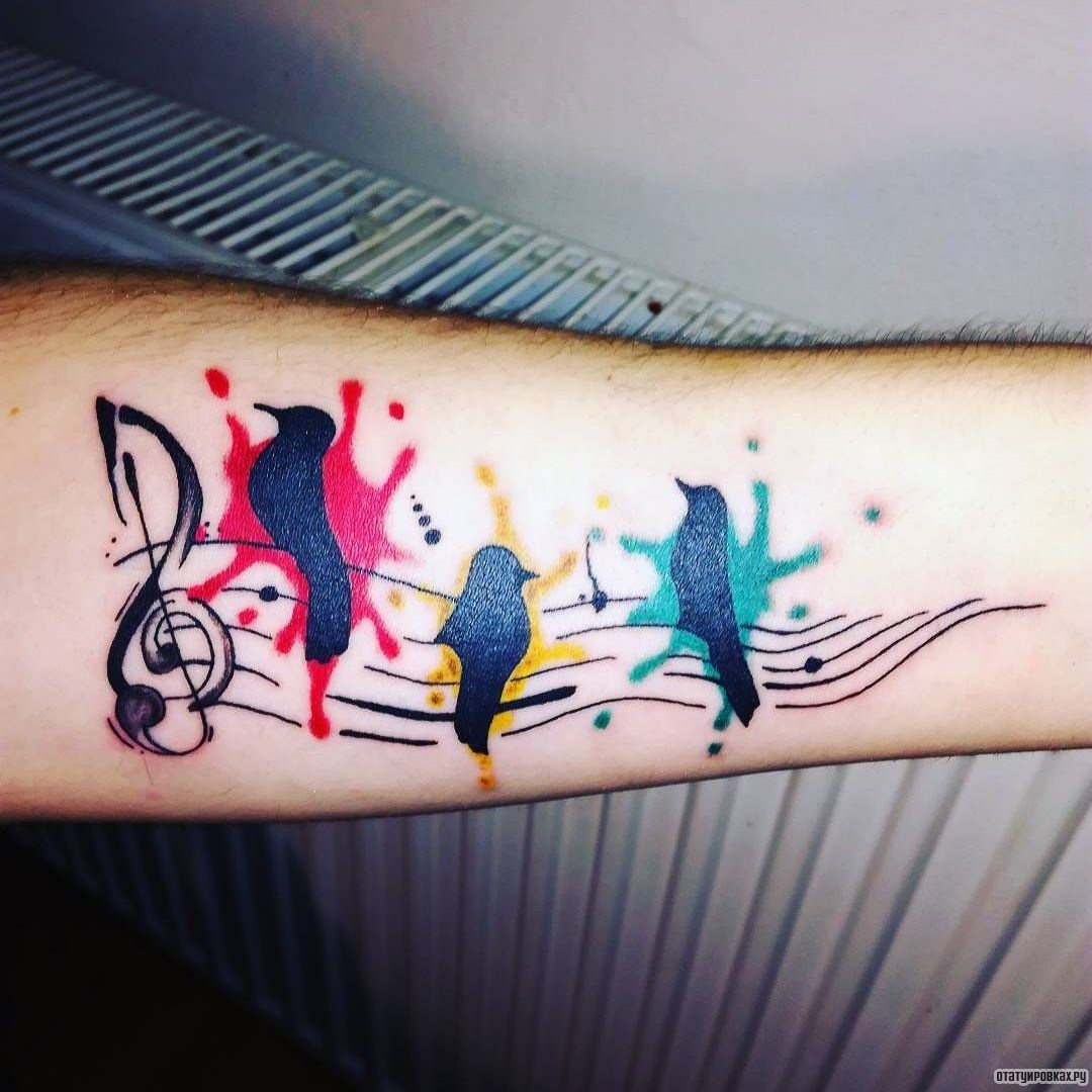 Фотография татуировки под названием «Скрипичный ключ и птицы»