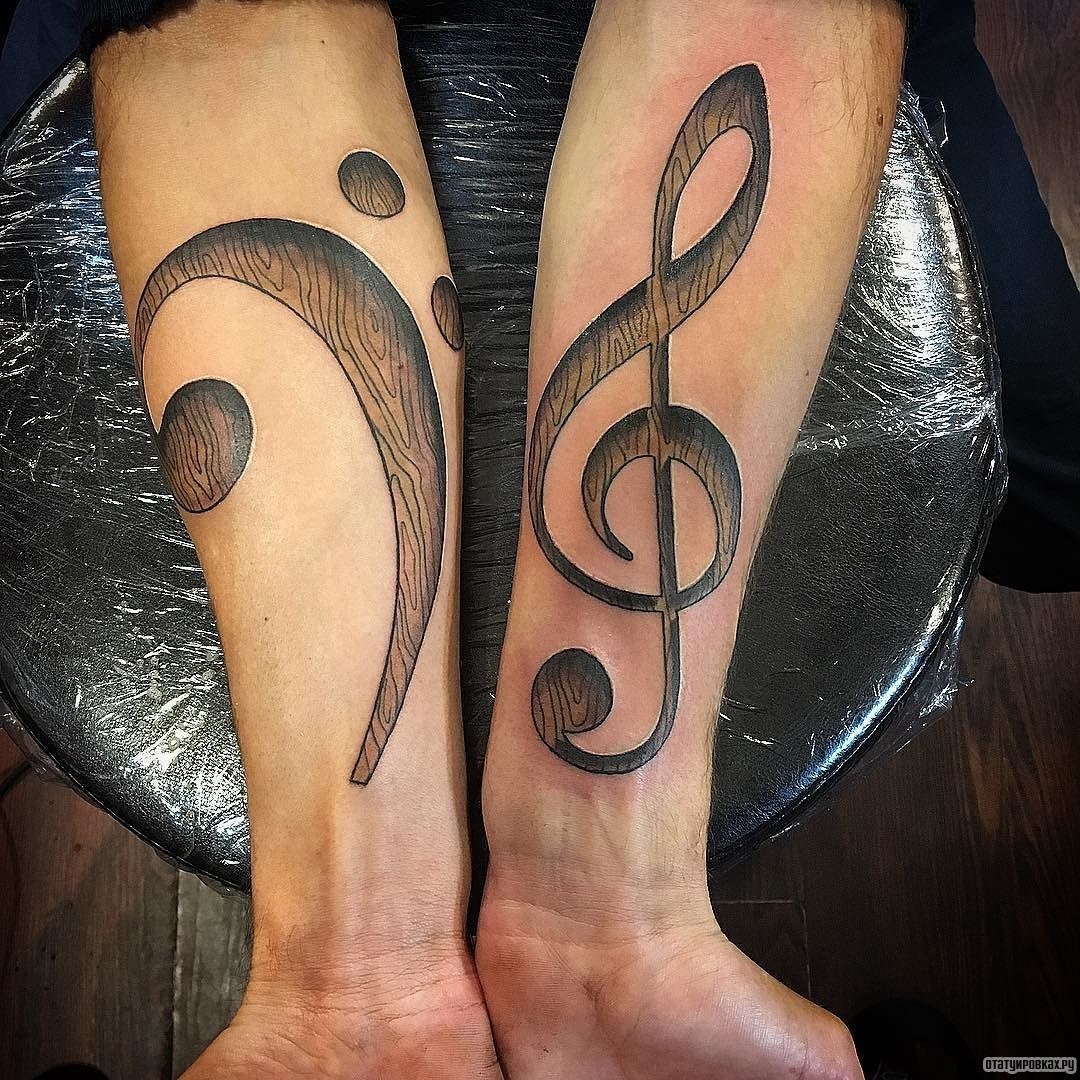 Фотография татуировки под названием «Скрипичный ключ с деревянной текстурой»