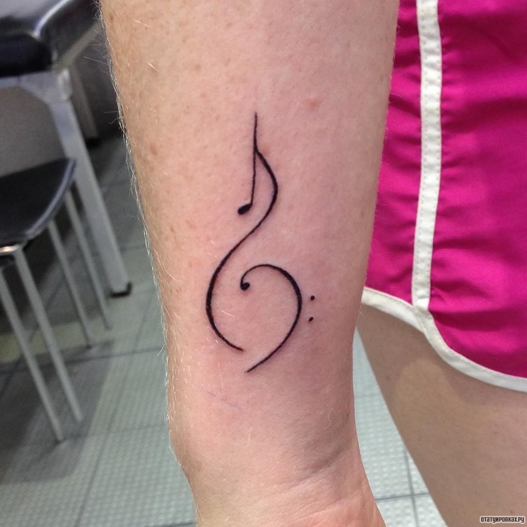 Фотография татуировки под названием «Скрипичный ключ из тонких линий»