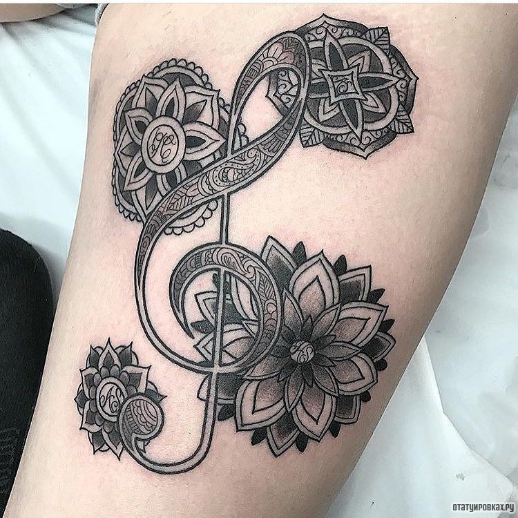 Фотография татуировки под названием «Скрипичный ключ и узоры»