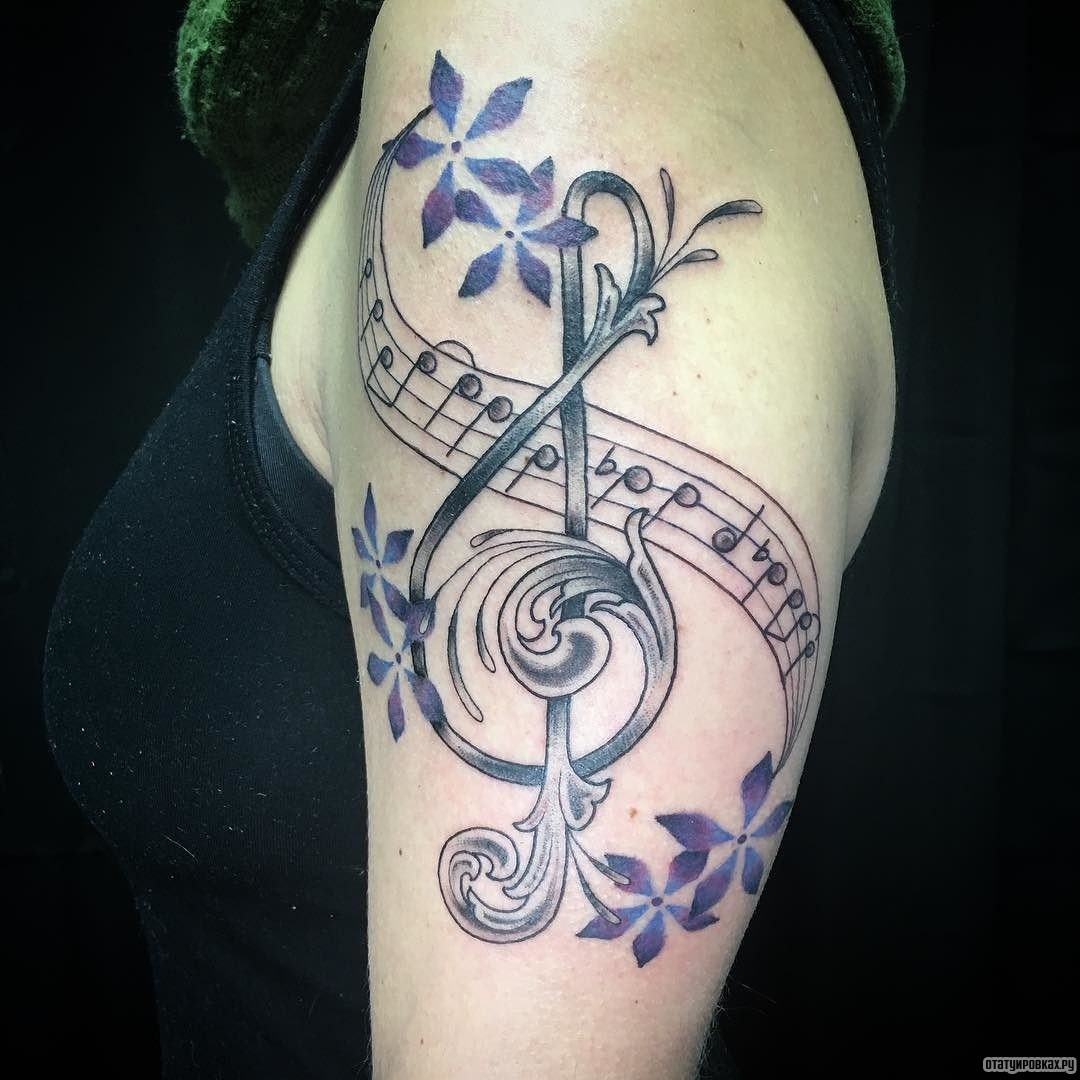 Фотография татуировки под названием «Скрипичный ключ с нотами и цветами»