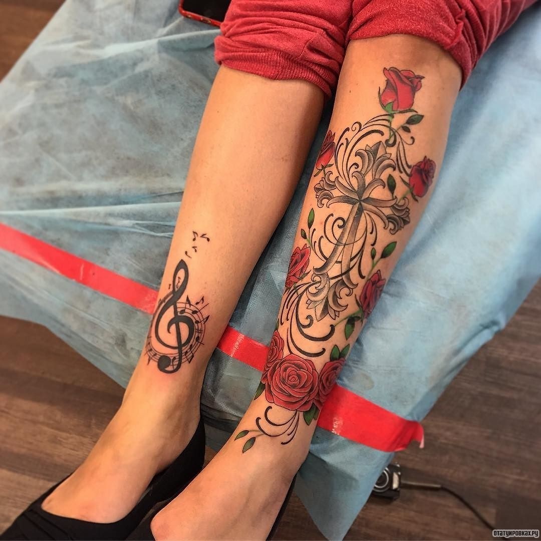 Фотография татуировки под названием «Скрипичный ключ, крест и розы»