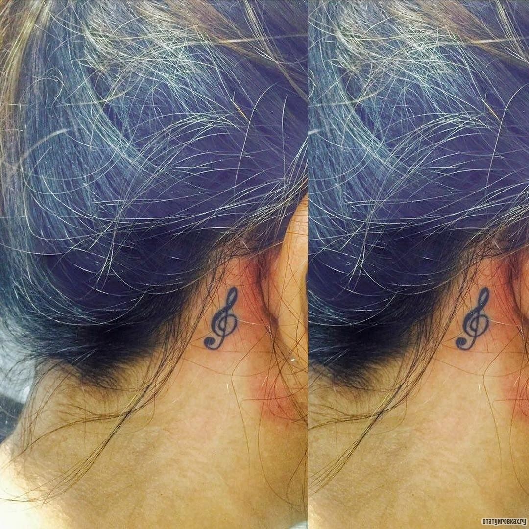 Фотография татуировки под названием «Скрипичный ключ за ухом»