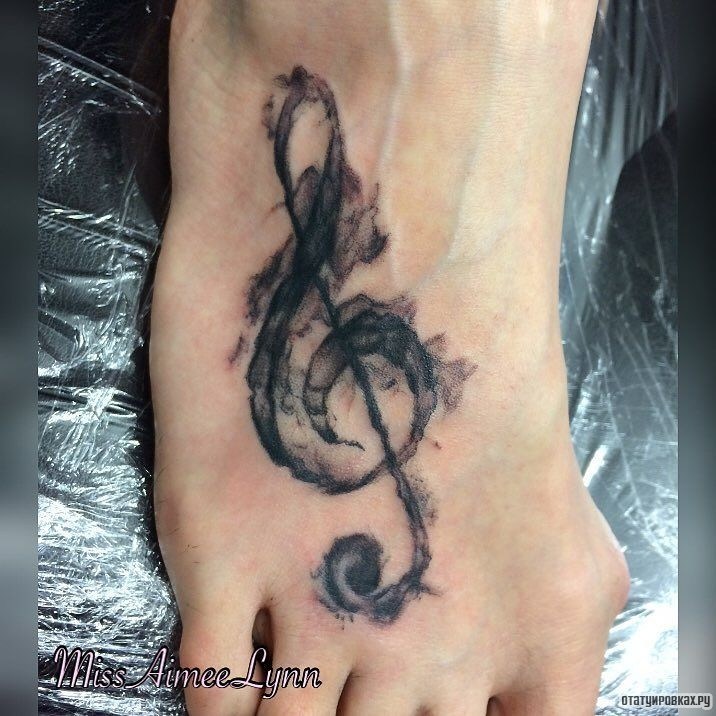 Фотография татуировки под названием «Скрипичный ключ из черной краски»
