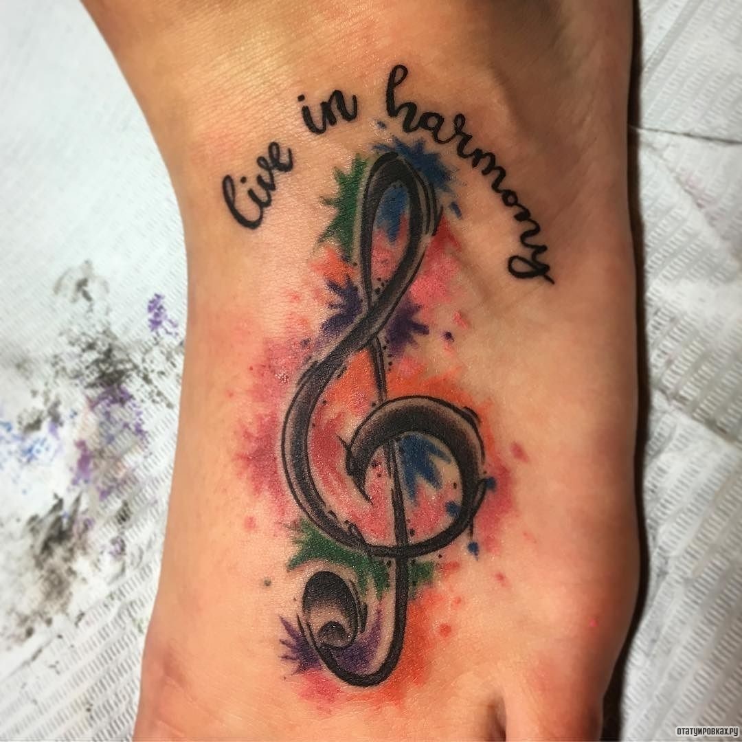 Фотография татуировки под названием «Скрипичный ключ с надписью»