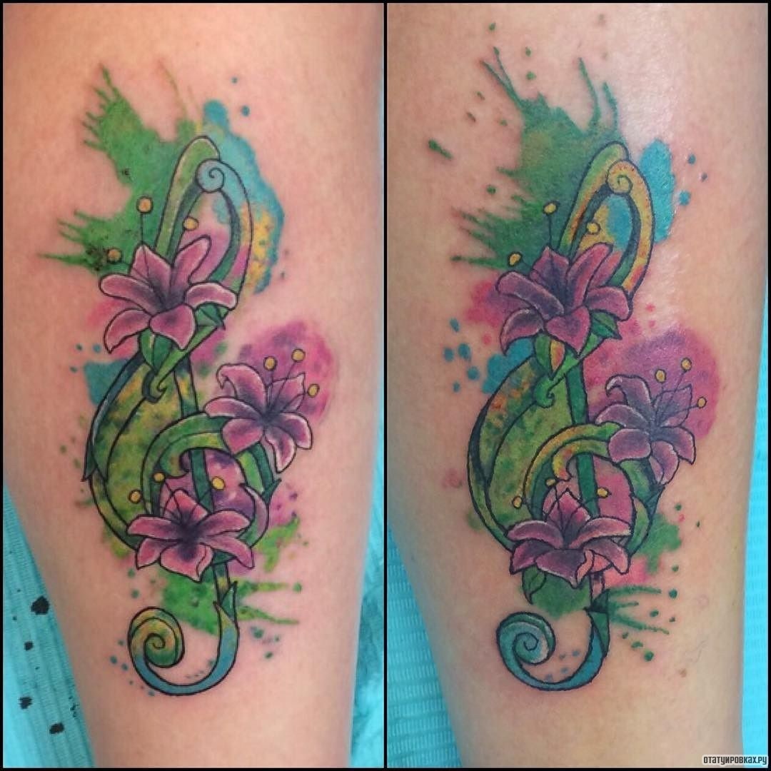 Фотография татуировки под названием «Скрипичный ключ с лилиями»