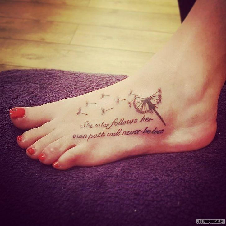 Фотография татуировки под названием «Одуванчик и надпись»