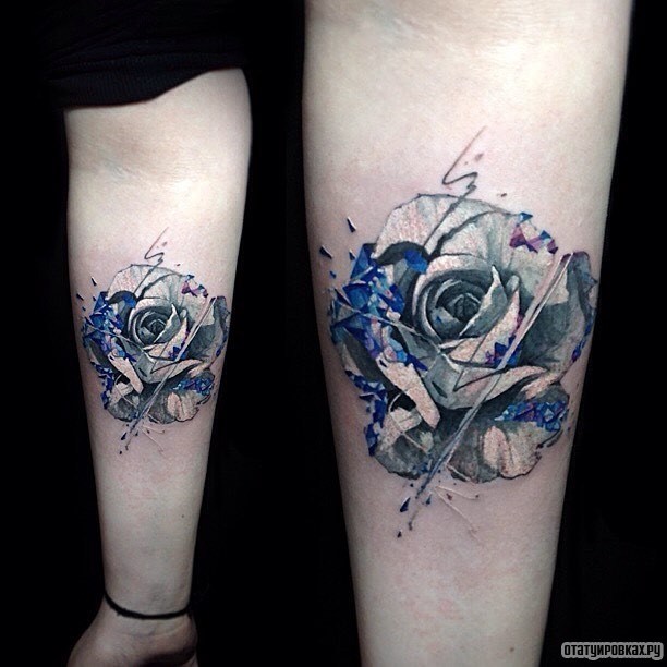 Фотография татуировки под названием «Роза с синими оттенками»