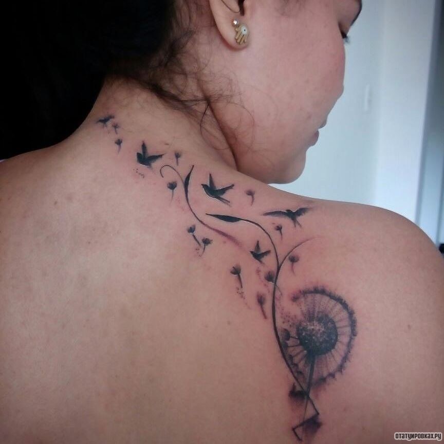 Фотография татуировки под названием «Одуванчик, узор и птицы»