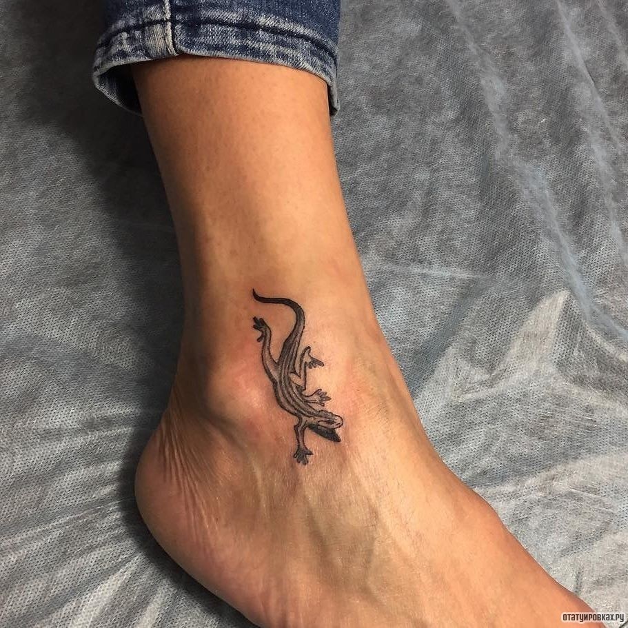 Фотография татуировки под названием «Ящерка чб»