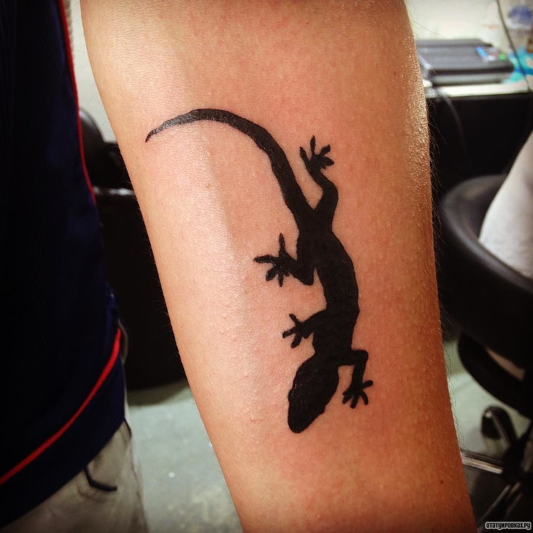 Фотография татуировки под названием «Черная ящерица»