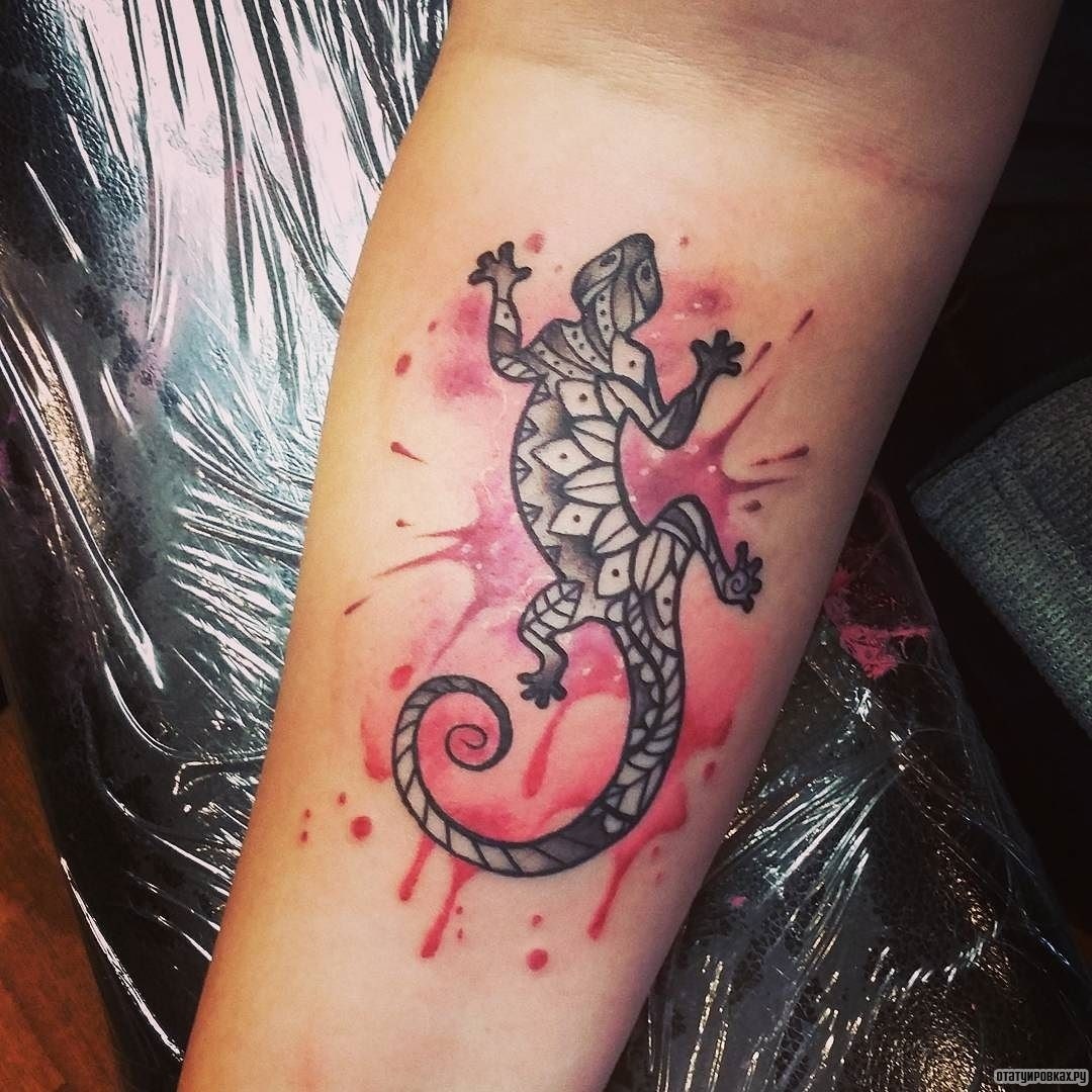 Фотография татуировки под названием «Ящерица в красных кляксах»