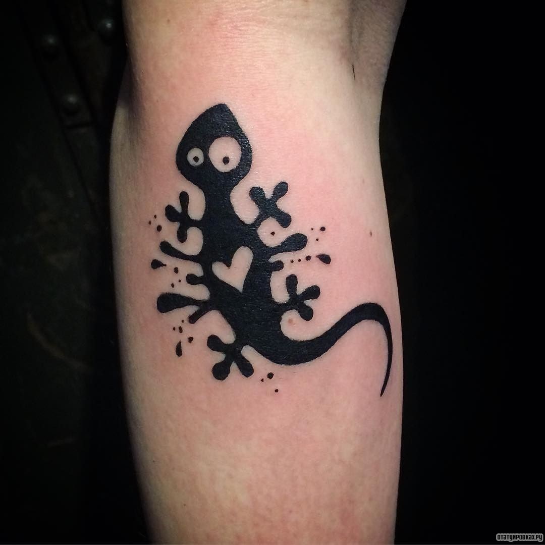Фотография татуировки под названием «Ящерица в виде черной кляксы»