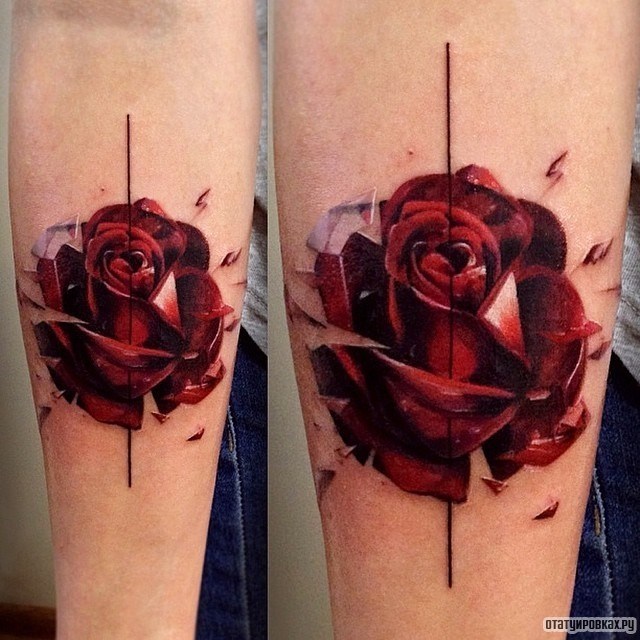 Фотография татуировки под названием «Красная роза из осколков»