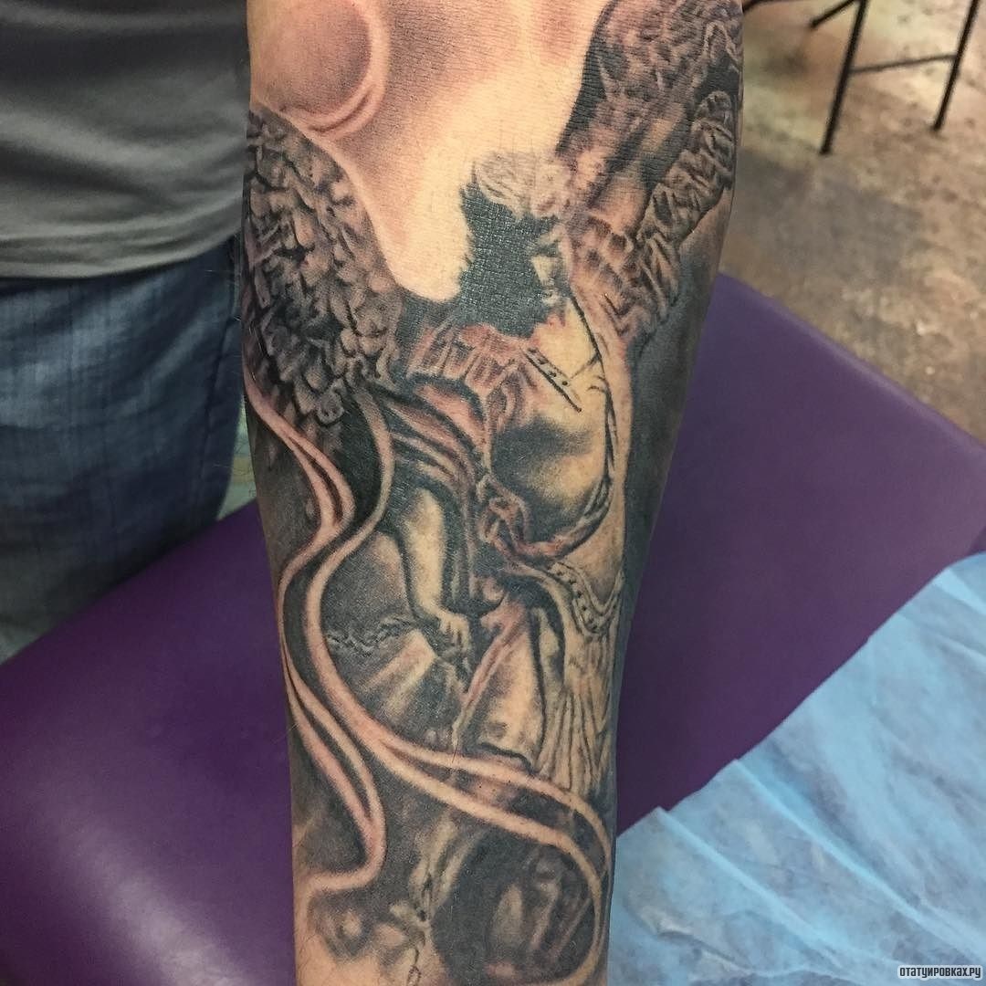 Фотография татуировки под названием «Архангел в бою»