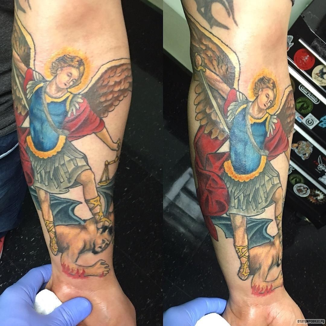 Фотография татуировки под названием «Архангел с демоном»