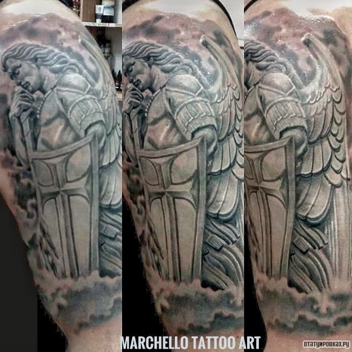 Фотография татуировки под названием «Архангел с щитом»