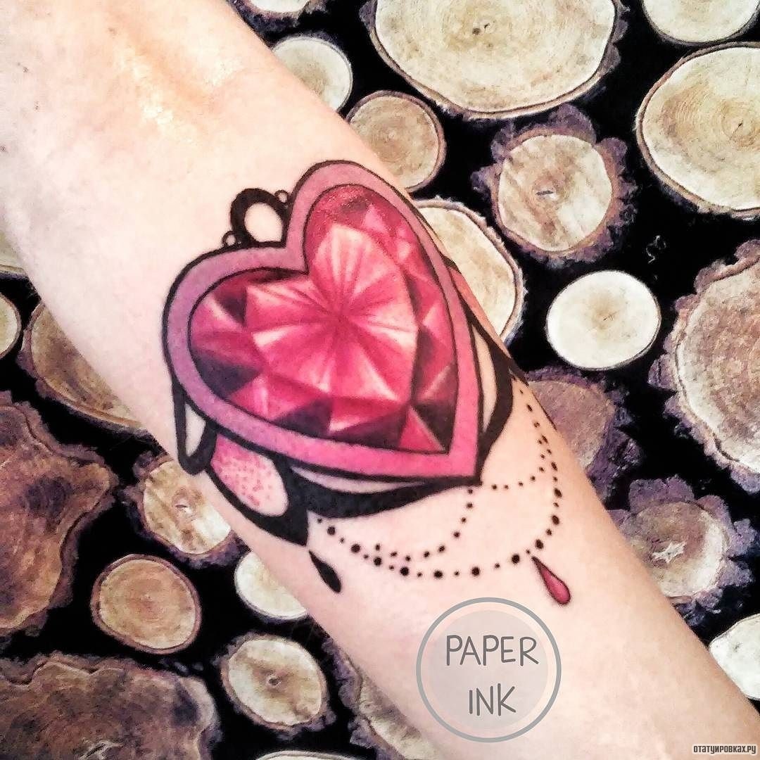 Фотография татуировки под названием «Бриллиант в виде сердца с подвеской»