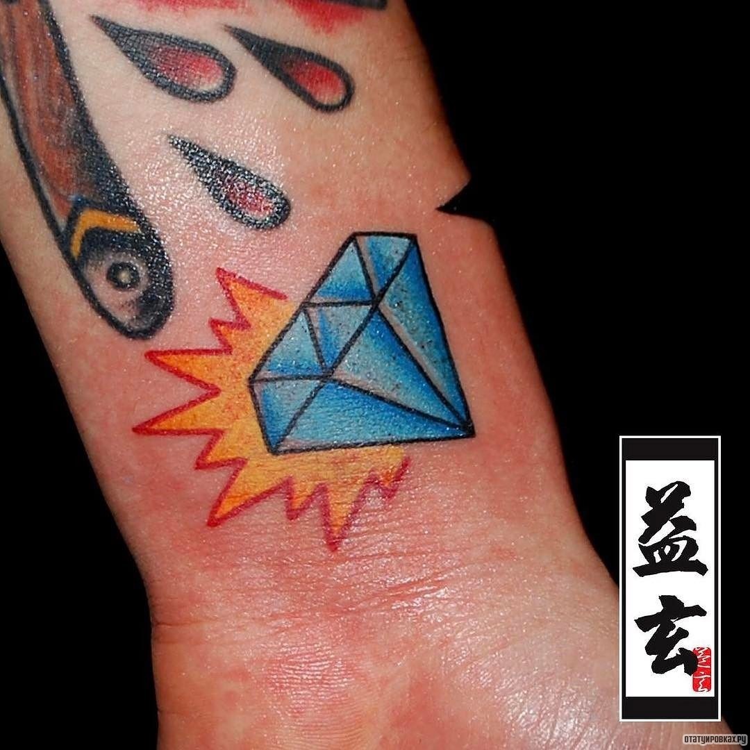 Фотография татуировки под названием «Синий бриллиант с красным огнем»