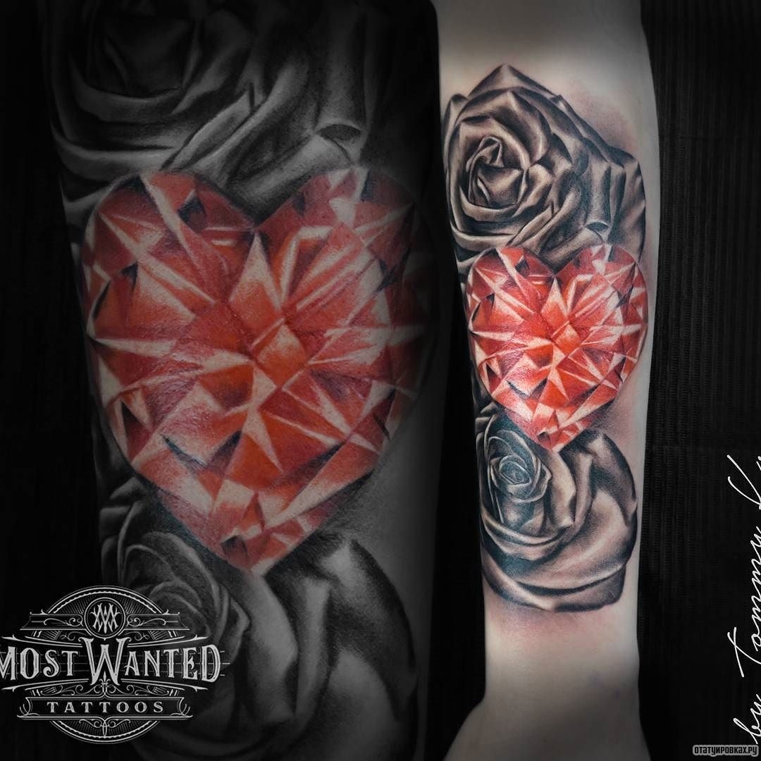 Фотография татуировки под названием «Красный бриллиант в виде сердца с розами»