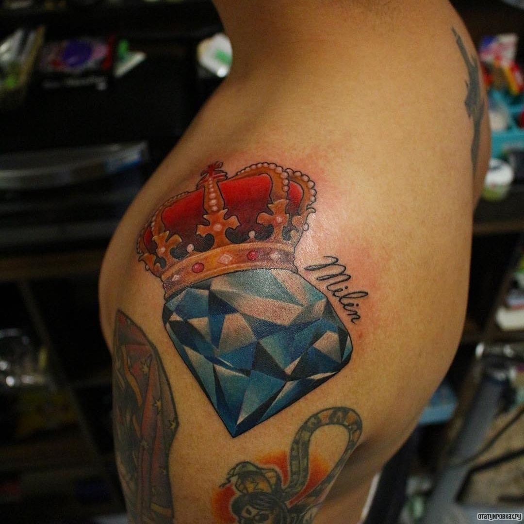 Фотография татуировки под названием «Бриллиант с короной»