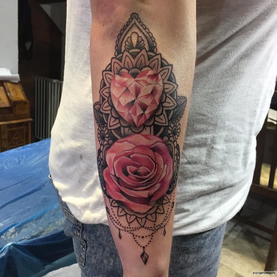Фотография татуировки под названием «Бриллиант, роза и украшения»