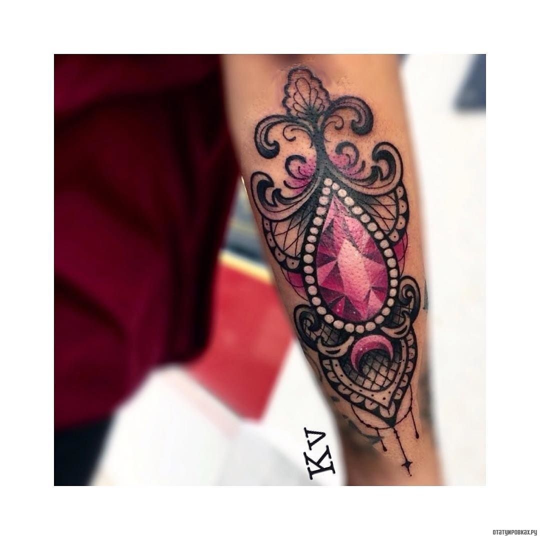 Фотография татуировки под названием «Розовый бриллиант с узором»