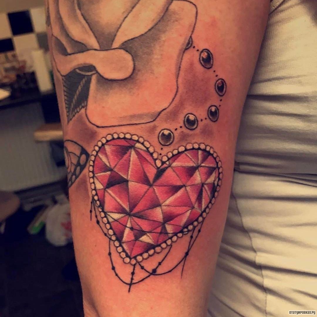 Фотография татуировки под названием «Бриллиант - сердце»