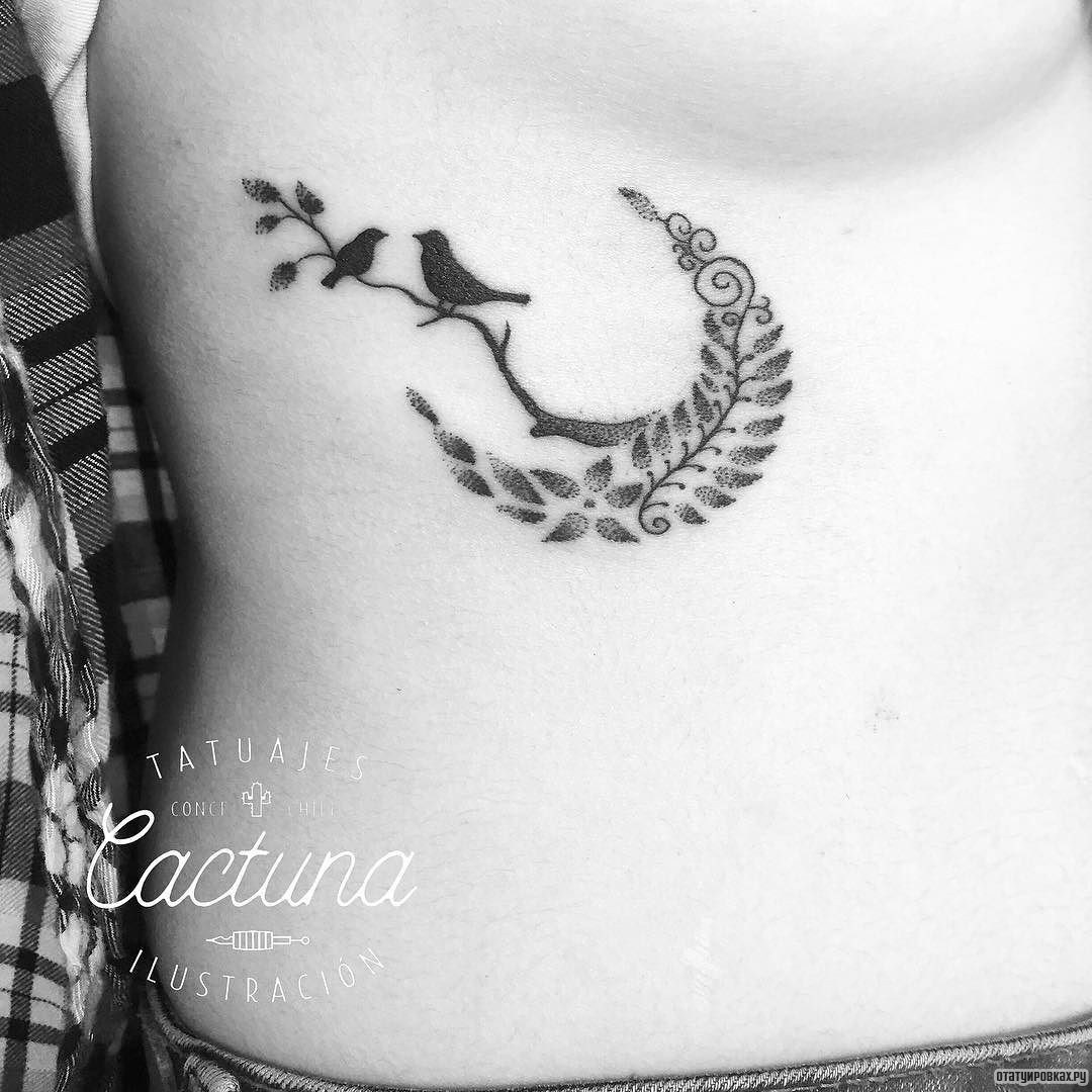 Фотография татуировки под названием «Луна как ветка с птичкой»