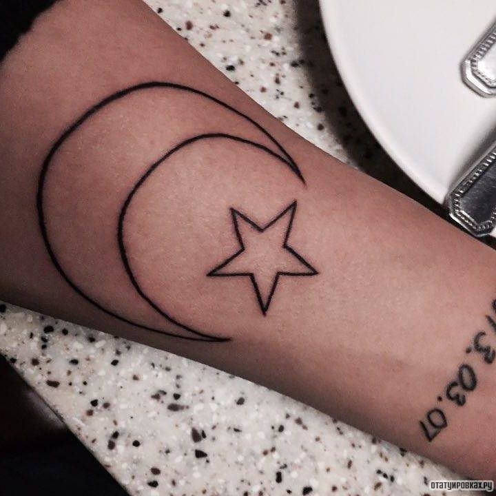 Фотография татуировки под названием «Луна и звезда»