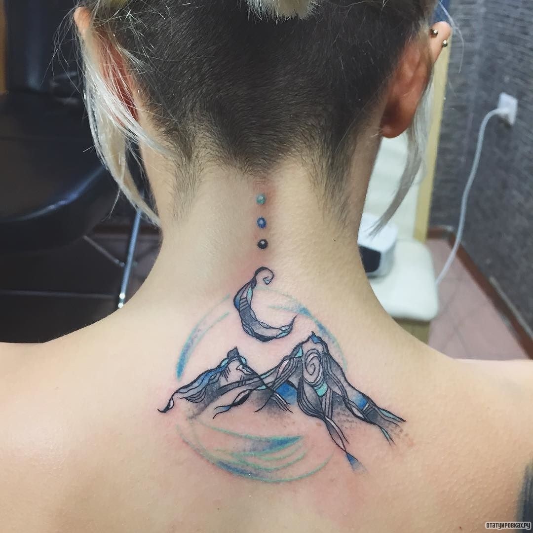 Фотография татуировки под названием «Луна и горы»